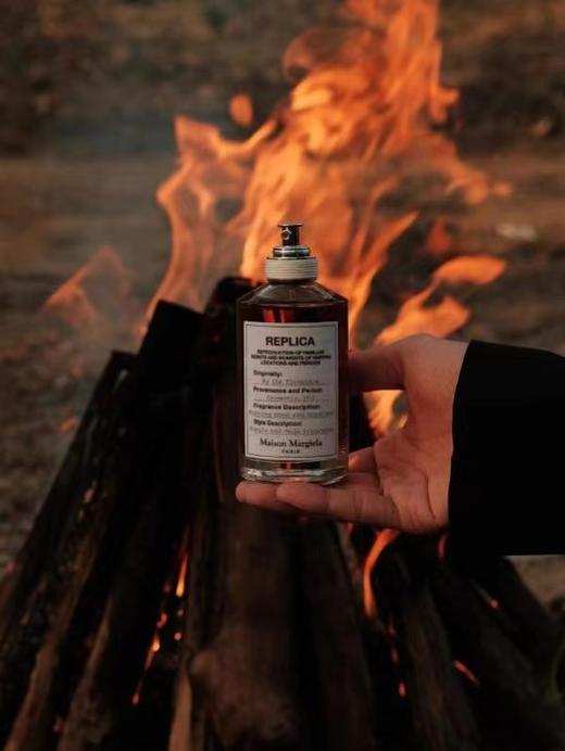 温暖壁炉100ml 男生女生都爱的温暖木质香  沉稳木质调透露出得烟熏感 还伴有栗子的香甜 强烈的场景油然而生 好像在漫天飞雪的冬天 坐在壁炉旁烤栗子 香甜温暖又安心可靠的感觉 商品图0