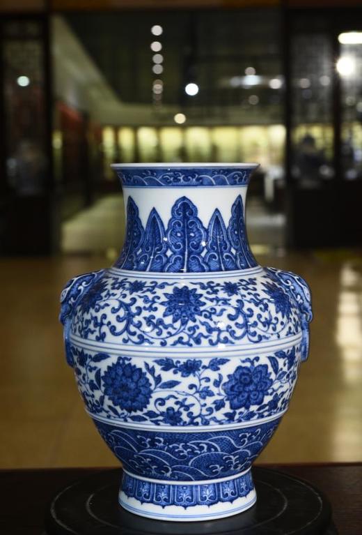 仿清乾隆青花缠枝莲纹壶形兽耳尊 商品图0