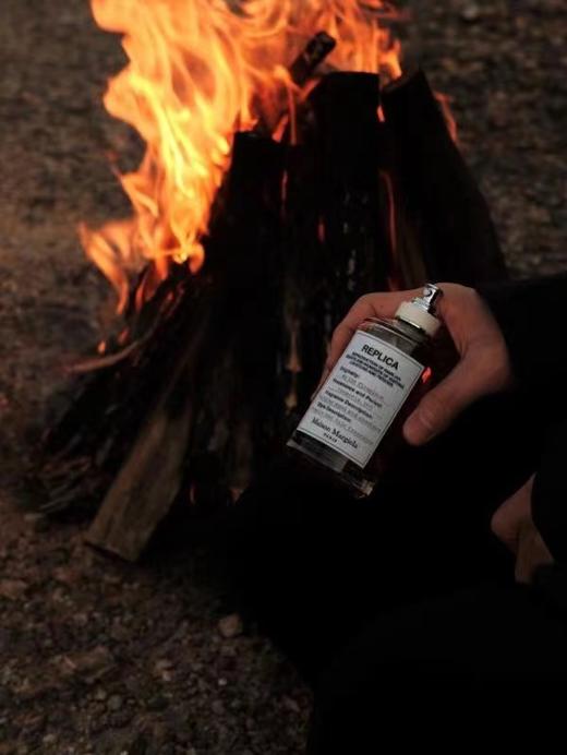 温暖壁炉100ml 男生女生都爱的温暖木质香  沉稳木质调透露出得烟熏感 还伴有栗子的香甜 强烈的场景油然而生 好像在漫天飞雪的冬天 坐在壁炉旁烤栗子 香甜温暖又安心可靠的感觉 商品图1