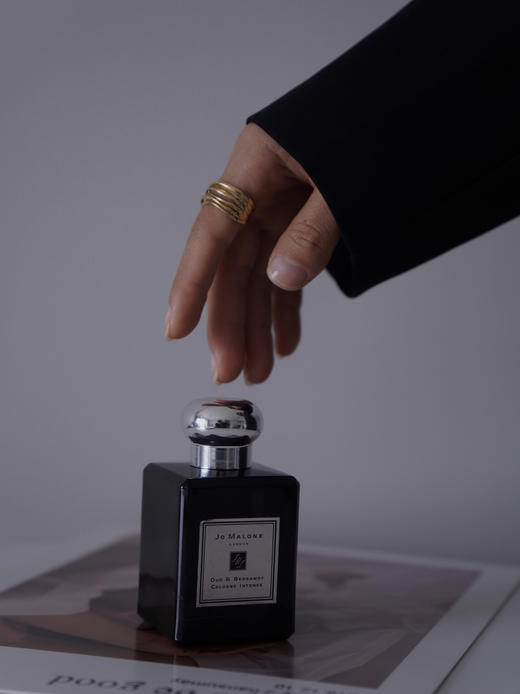 祖玛龙乌木与佛手柑 迷人的馥郁香  这种木调香带来的沉静安宁 温柔有包容力 乌木气息的沉稳深邃 结合佛手柑的清甜纯净 令人沉迷 它也是一支君子香 男生喷也很合适 商品图5