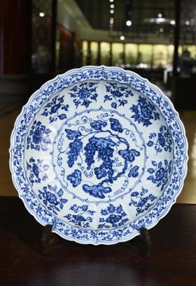 仿明永乐青花葡萄纹菱形盘