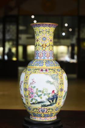 仿清乾隆粉彩黄地四季花鸟纹瓶