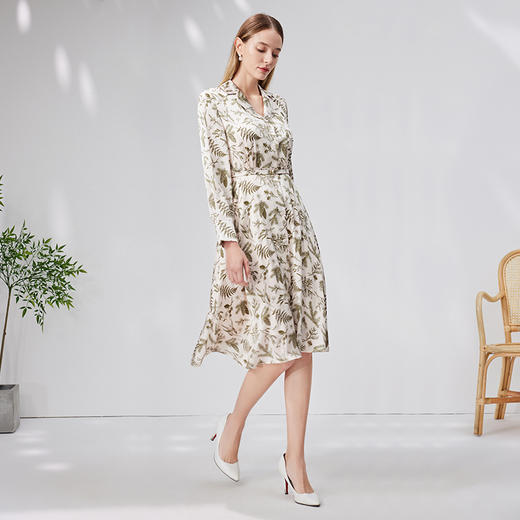 EITIE爱特爱秋季新款温柔气质法式优雅显瘦V领高腰印花连衣裙7107812 商品图3