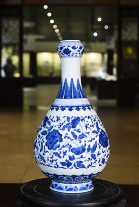 仿清乾隆青花缠枝花卉纹蒜头瓶