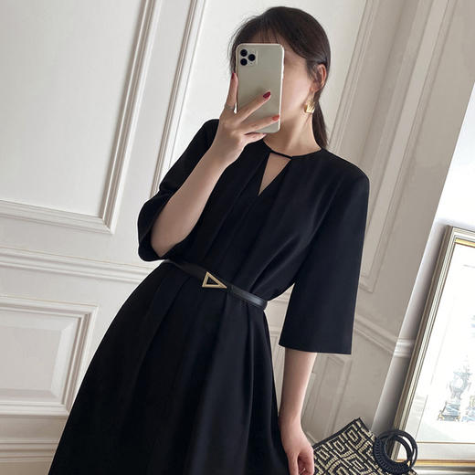 「气质小黑裙」2023夏季小黑裙 新款法式复古休闲赫本风收腰气质优雅v领连衣裙女下装 商品图2