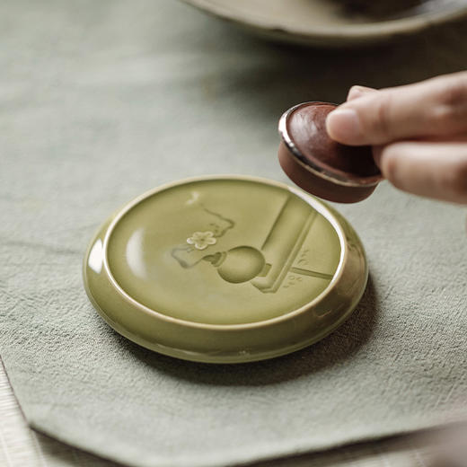 束刻/越窑艾草青/镜花盖置 越窑青瓷手工浮雕镜花盖置杯垫功夫茶具茶道配件文人器 商品图0