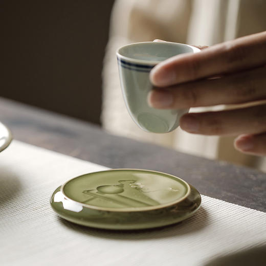 束刻/越窑艾草青/镜花盖置 越窑青瓷手工浮雕镜花盖置杯垫功夫茶具茶道配件文人器 商品图3