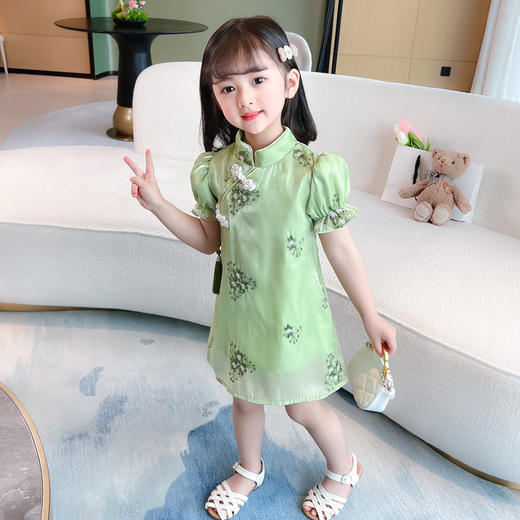 【洋气甜美！儿童中国风古装】女童绿色旗袍夏季，复古中式立领，流苏钉珠盘扣，时尚泡泡短袖，精美绣花图案，2023新款，民国改良复古宝宝连衣裙，洋气中国风古装 商品图3