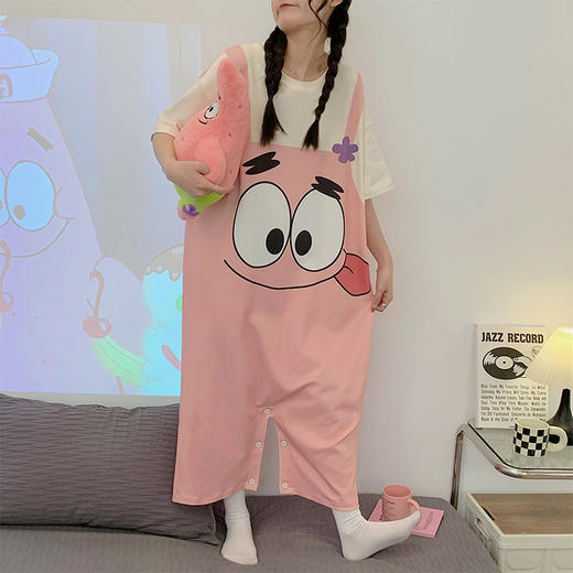 【卡通派大星连体睡衣女】夏日必备，精致连体短裙睡衣。舒适纯棉材质，亲肤透气，轻盈飘逸。多彩大嘴星纹，激发青春活力，大码超宽松设计，缔造温馨宜人的居家时光。 商品图2