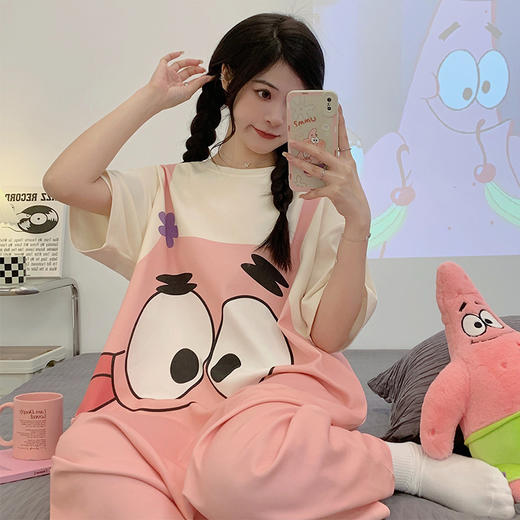 【卡通派大星连体睡衣女】夏日必备，精致连体短裙睡衣。舒适纯棉材质，亲肤透气，轻盈飘逸。多彩大嘴星纹，激发青春活力，大码超宽松设计，缔造温馨宜人的居家时光。 商品图3
