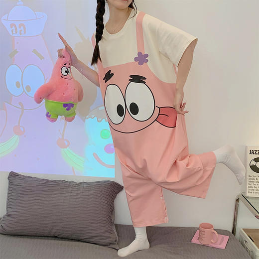 【卡通派大星连体睡衣女】夏日必备，精致连体短裙睡衣。舒适纯棉材质，亲肤透气，轻盈飘逸。多彩大嘴星纹，激发青春活力，大码超宽松设计，缔造温馨宜人的居家时光。 商品图0