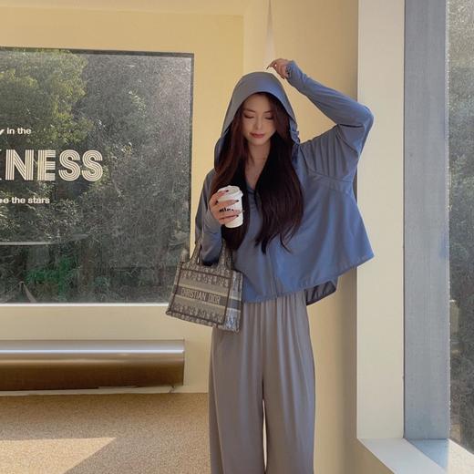 【升级版~黑胶帽斗篷防晒衣】轻奢黑胶帽斗篷防晒衣，防紫外线，时髦显瘦，透气网孔。上身舒适不闷热，立体黑胶帽檐防晒，防护小指套设计，冰感舒适面料，宽松便利，女防晒服 商品图12