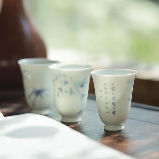 忘言/草木春秋闻香杯 景德镇茶杯手绘青花品杯陶瓷品茗杯（秋葵/栀子花/梅花/荷花） 商品图0