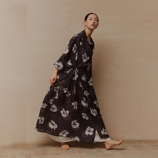 绽放563朵【黑白灰系列·浪花】苎麻花朵印花连衣裙两穿设计开衫 商品图0