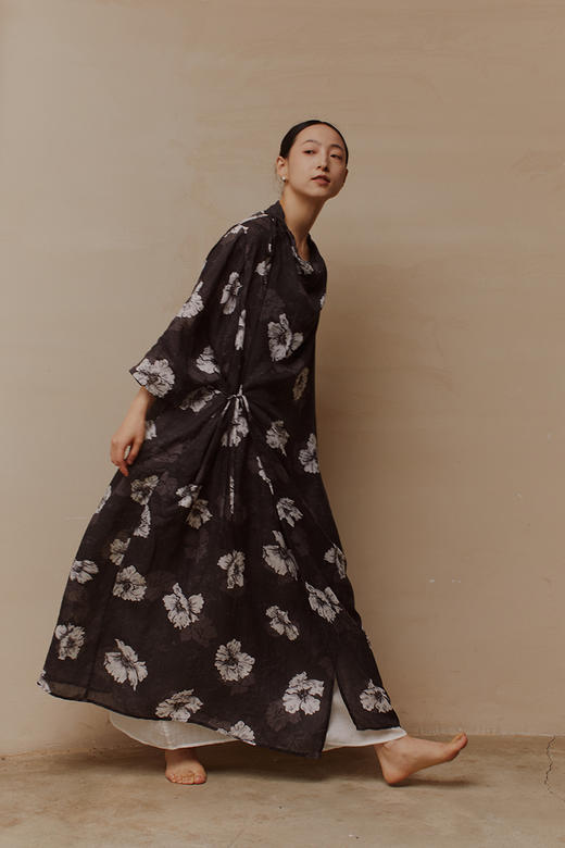 绽放563朵【黑白灰系列·浪花】苎麻花朵印花连衣裙两穿设计开衫 商品图5