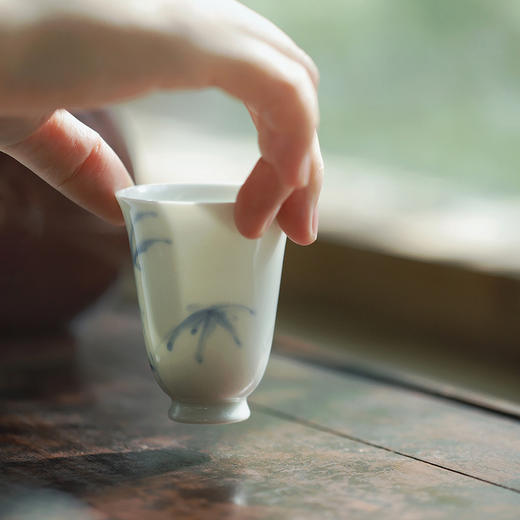 忘言/草木春秋闻香杯 景德镇茶杯手绘青花品杯陶瓷品茗杯（秋葵/栀子花/梅花/荷花） 商品图3