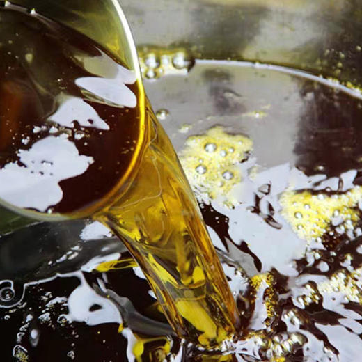 【现榨菜籽油】晾晒3天，手工挑选2遍后传统物理压榨出油，自然沉淀10天，只取中上层菜籽油，没什么杂质，自然的菜籽香，非调和油！ 商品图4