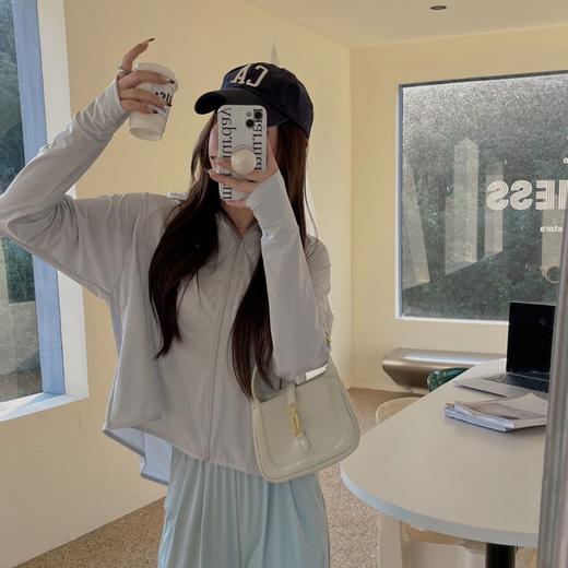 【升级版~黑胶帽斗篷防晒衣】轻奢黑胶帽斗篷防晒衣，防紫外线，时髦显瘦，透气网孔。上身舒适不闷热，立体黑胶帽檐防晒，防护小指套设计，冰感舒适面料，宽松便利，女防晒服 商品图6