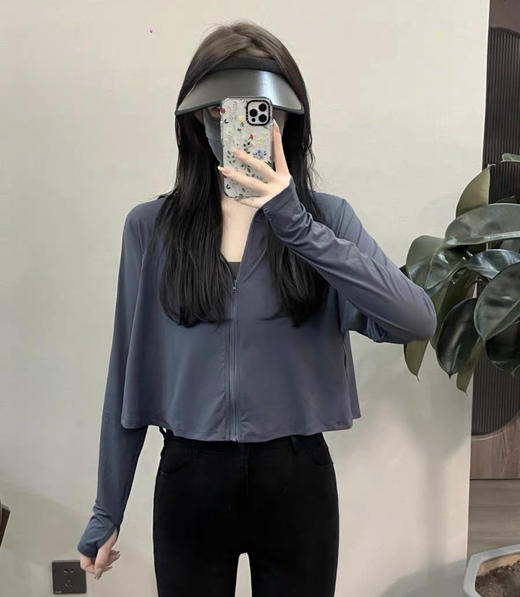 【升级版~黑胶帽斗篷防晒衣】轻奢黑胶帽斗篷防晒衣，防紫外线，时髦显瘦，透气网孔。上身舒适不闷热，立体黑胶帽檐防晒，防护小指套设计，冰感舒适面料，宽松便利，女防晒服 商品图5