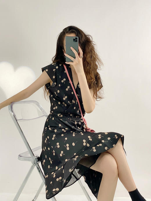 YX【现货7天】缎面樱桃印花连衣裙2023夏季新款女小个子法式气质v领裙子中长款 商品图4