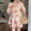 【清凉夏季必备】甜美可爱的女式睡衣两件套装。舒适材质，透气性佳，不粘腻不紧绷，让你舒舒服服地睡个好觉。开衫设计，穿脱方便，时尚百搭。无论是在家休息、聚会还是度假旅行，都是Z佳选择。 商品缩略图0