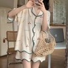 【清凉夏季必备】甜美可爱的女式睡衣两件套装。舒适材质，透气性佳，不粘腻不紧绷，让你舒舒服服地睡个好觉。开衫设计，穿脱方便，时尚百搭。无论是在家休息、聚会还是度假旅行，都是Z佳选择。 商品缩略图1
