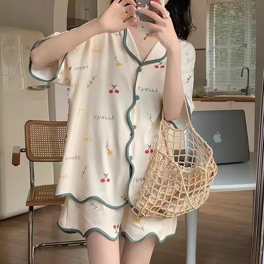 【清凉夏季必备】甜美可爱的女式睡衣两件套装。舒适材质，透气性佳，不粘腻不紧绷，让你舒舒服服地睡个好觉。开衫设计，穿脱方便，时尚百搭。无论是在家休息、聚会还是度假旅行，都是Z佳选择。 商品图1