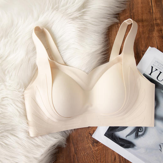 【买一送一！夏日竹木『调整型内衣』】加高10cm侧边，收腋下收副乳，亲肤好穿，适合各种胸型，好看又好穿，薄如蝉翼，贴身包裹。轻盈呵护，竹木纤维。舒适亲肤，无痕调整。夏日，只需轻松一穿，自信美丽满载！ 商品图1