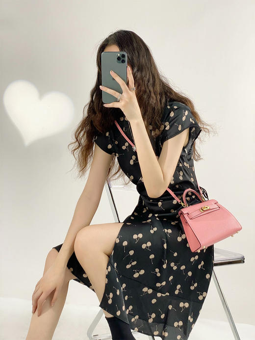 YX【现货7天】缎面樱桃印花连衣裙2023夏季新款女小个子法式气质v领裙子中长款 商品图2