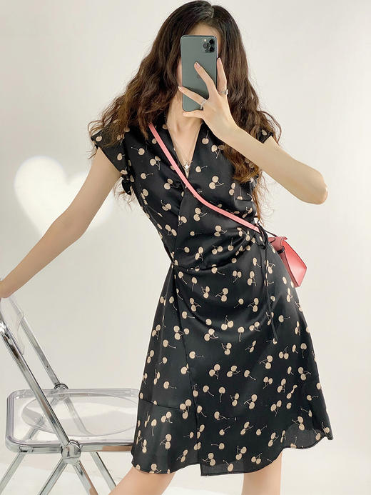 YX【现货7天】缎面樱桃印花连衣裙2023夏季新款女小个子法式气质v领裙子中长款 商品图3