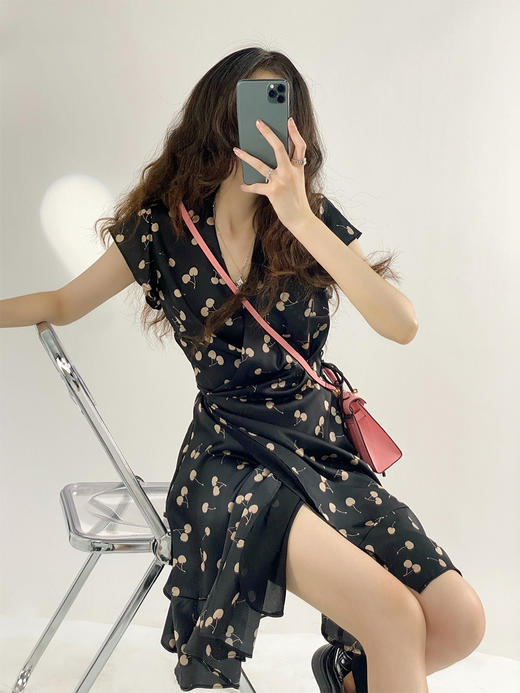 YX【现货7天】缎面樱桃印花连衣裙2023夏季新款女小个子法式气质v领裙子中长款 商品图0