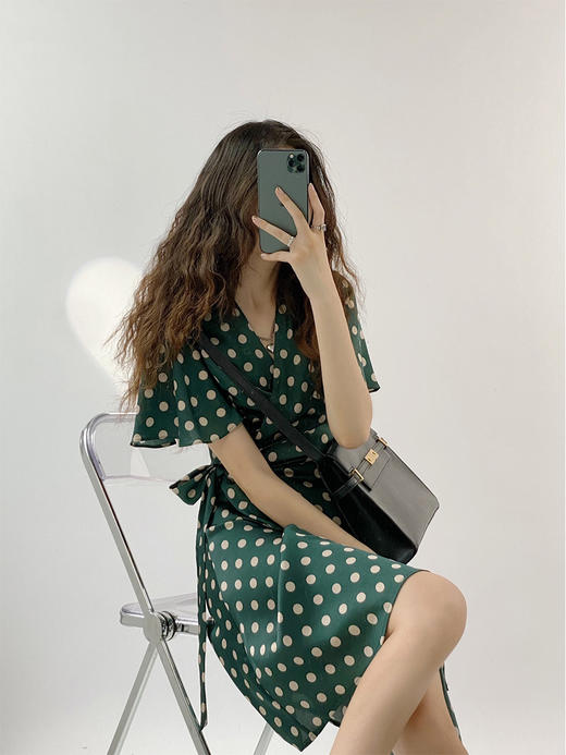 YX【现货7天】绿色波点连衣裙2023年新款女夏季气质名媛v领裙子中长款收腰显瘦 商品图0