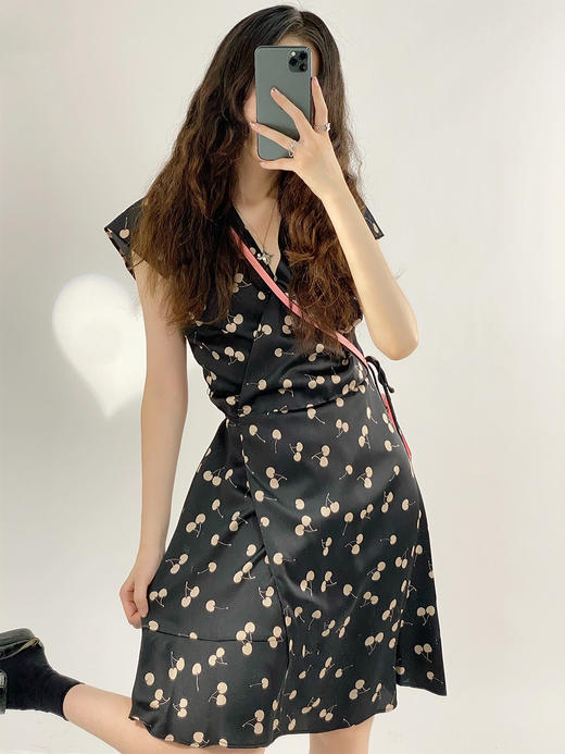 YX【现货7天】缎面樱桃印花连衣裙2023夏季新款女小个子法式气质v领裙子中长款 商品图1