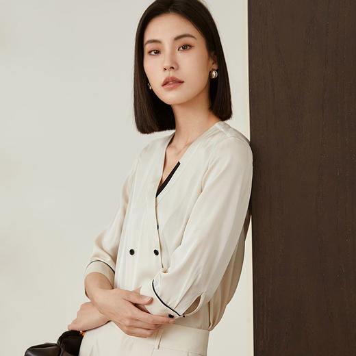 玳莎撞色V领真丝衬衣女简约职场通勤七分袖桑蚕丝上衣  DC31201 商品图1