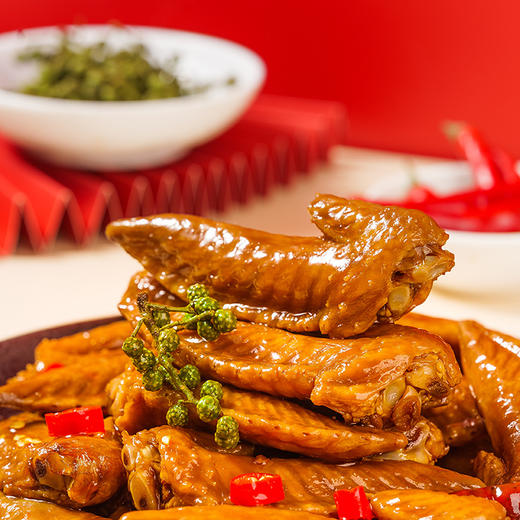 【滢小宝】椒麻鸡翅尖✅地道散养土鸡，肉质饱满紧实✅老师傅手工鲜制，低温冷卤工艺✅0添加剂0香精，全家老小都能吃✅椒麻鲜香，一点腥味没有✅220g大袋装，扎实分量过足嘴瘾！ 商品图2