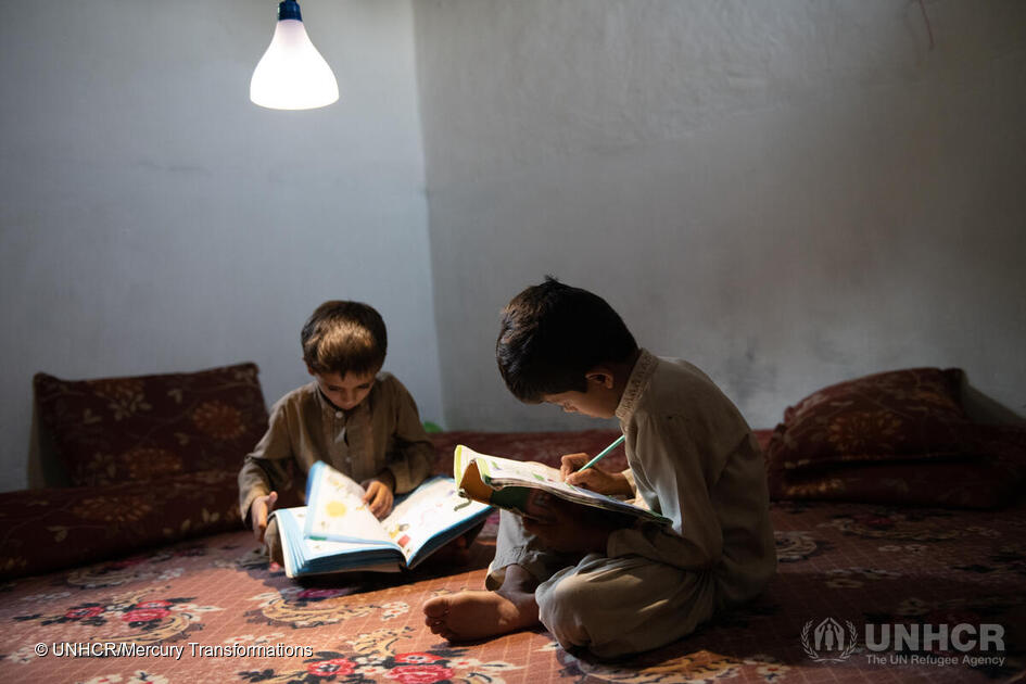 为阿富汗家庭提供一套太阳能灯