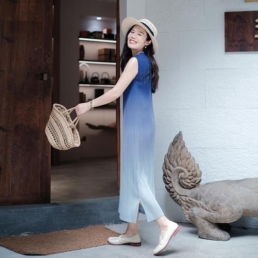 【回馈粉丝】【主打一个优雅】 三宅风  永久褶皱 无需熨烫 拉伸性大  高端渐变印染小盖袖连衣裙 商品图4