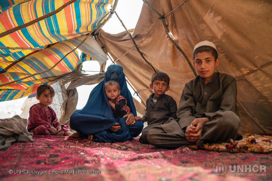 为阿富汗家庭提供一张4x5米塑料防水布