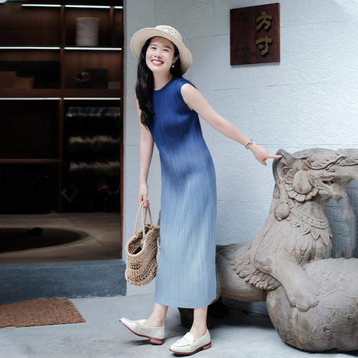 【回馈粉丝】【主打一个优雅】 三宅风  永久褶皱 无需熨烫 拉伸性大  高端渐变印染小盖袖连衣裙 商品图1