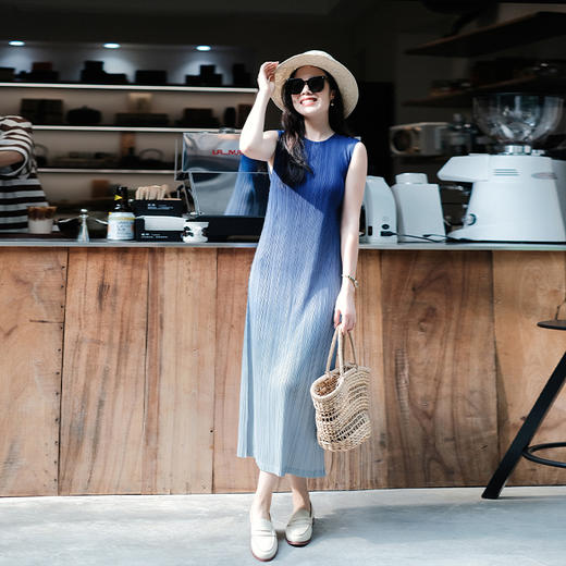 【回馈粉丝】【主打一个优雅】 三宅风  永久褶皱 无需熨烫 拉伸性大  高端渐变印染小盖袖连衣裙 商品图2