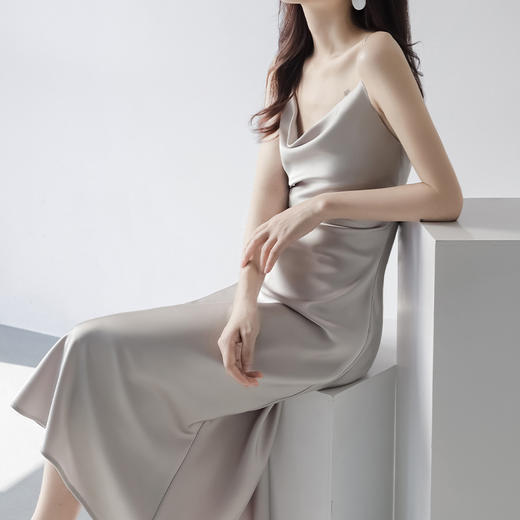 醋酸质感缎面荡领吊带连衣裙女感夏季气质显瘦收腰长裙 商品图8