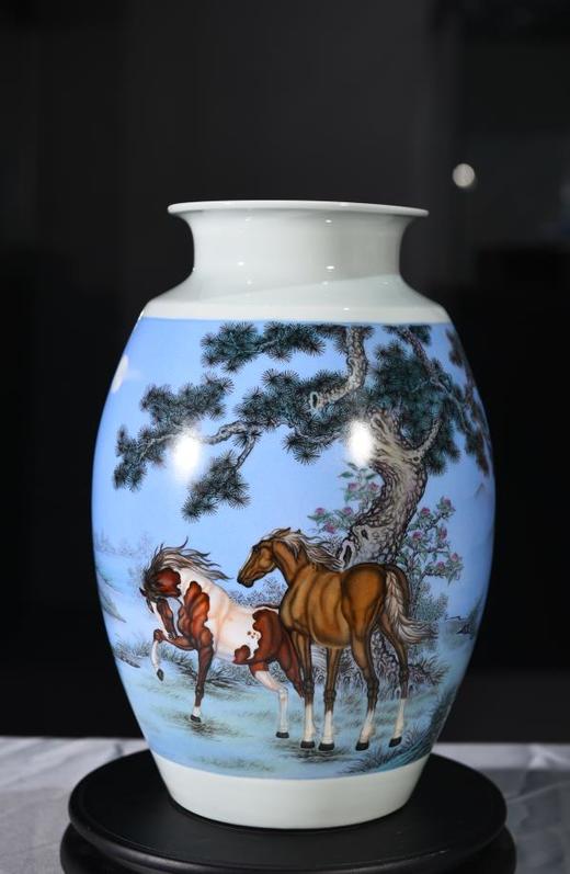 粉彩松阴双骏赏瓶 商品图0