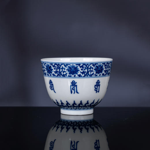 青花缠枝梵文杯 商品图1
