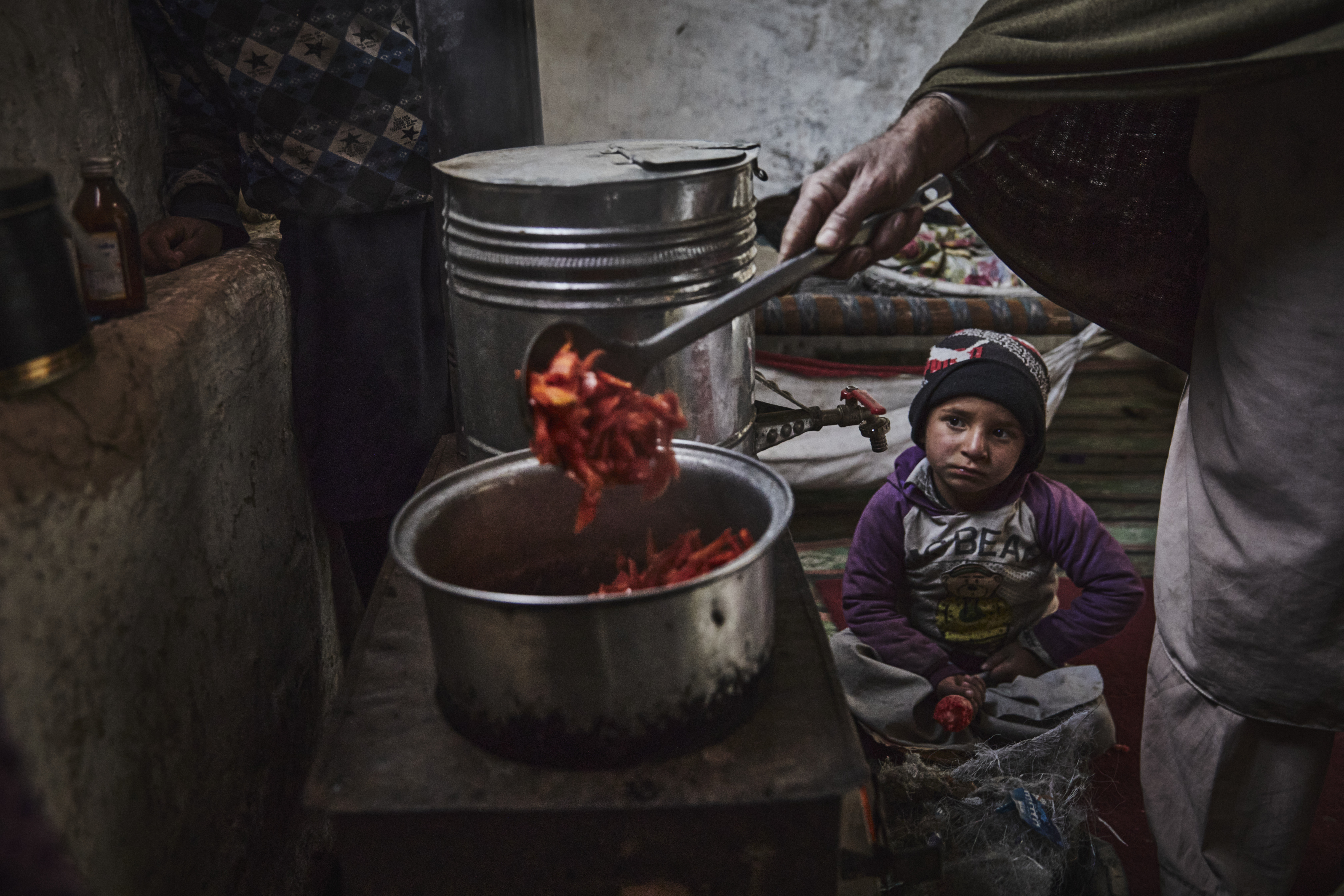 为阿富汗家庭提供一套五人使用的厨具和餐具套装