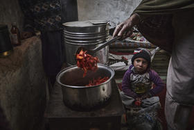 为阿富汗家庭提供一套五人使用的厨具和餐具套装
