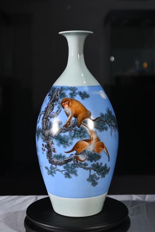 粉彩灵猴献瑞赏瓶 商品图0