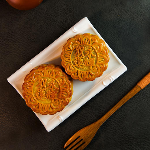 2023澳门永辉 | 双黄白莲蓉 月饼礼盒 752g4粒装 商品图2