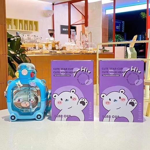 「四款可选！两饮口设计」2023新款可爱卡通小熊塑料吸管杯 大容量便携式背带双饮口塑料水杯餐饮用具 商品图2