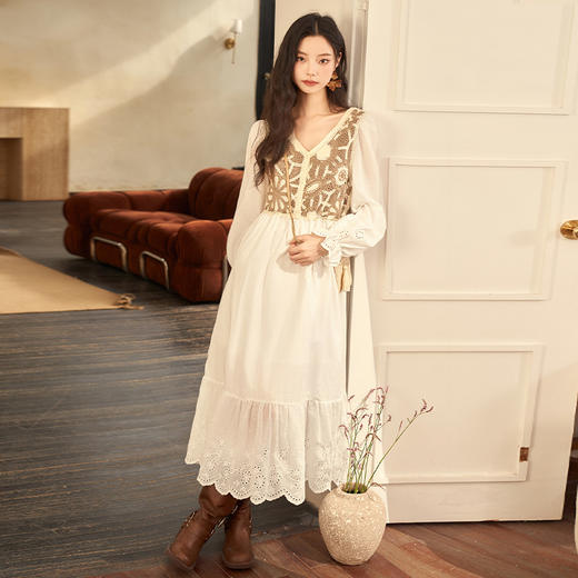 西遇V领欧美超火长裙女新款垂坠感白色长袖梭织连衣裙11838343 商品图1