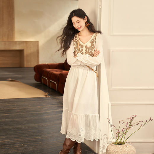 西遇V领欧美超火长裙女新款垂坠感白色长袖梭织连衣裙11838343 商品图0